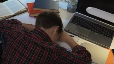 Yorgun erkek teen öğrenci ödev, okul yorgunluk sırasında masanın üzerinde uyuyor