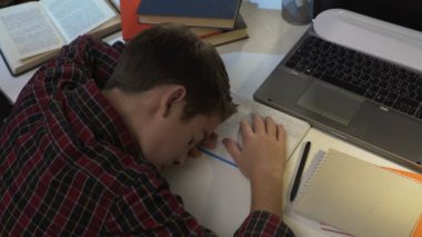 Geceleri, ödev üniversite öğrencisi masada, yorgunluk uyku