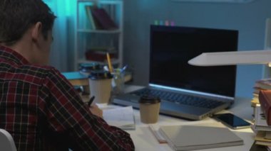 Masada oturan ve yazma bir kompozisyon, çalışkan öğrenci uykulu okul çocuk