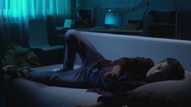 Koltukta oturan, televizyon kanalları değiştirme ve uyku vaktini boşa tembel adam