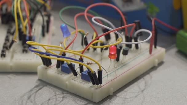 Комплект радиотехники с подключенными кабелями и включенными молниями, занятия по хобби — стоковое видео