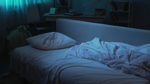 Проблема ленивый молодой человек ложиться спать и спать после студенческой вечеринки, усталость — стоковое видео