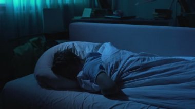 Sevimli okul çocuğu rahat yatakta gece, sağlıklı uyku uyumak ve dinlenmek