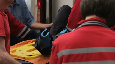 Yaralı kişi sedye X-ray Oda Travmatoloji, bacak sorun için alarak sağlık görevlilerinin
