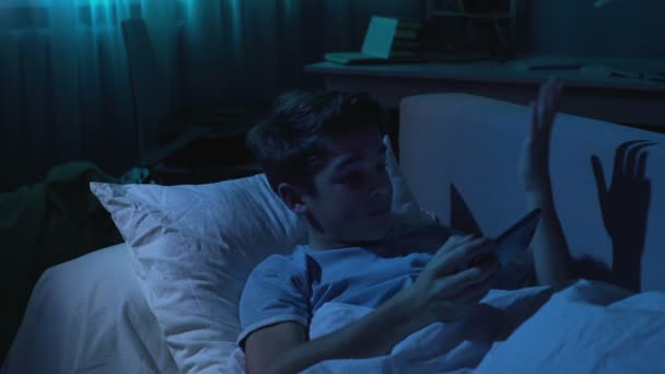 男性 10 代の夜と母を電話、規律でスマート フォンで再生 — ストック動画