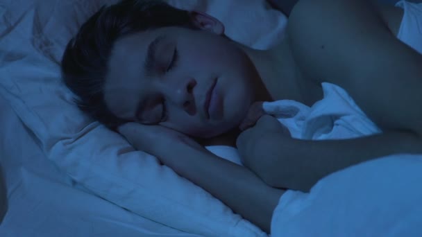 Grappige jongen slapen in zijn bed bedekt met deken, gezonde slaap en ontspannen — Stockvideo