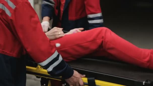 Paramedics carrying stretcher with injured in accident to hospital building — Stock Video