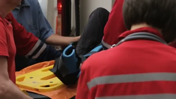 Медики везут носилки раненого в рентгеновскую палату, проблемы с ногой — стоковое видео
