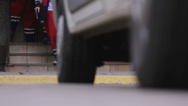 Médecins ambulanciers auto-assurés quittant l'hôpital, allant pour un appel d'urgence, aide — Video