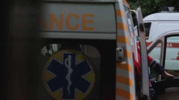 Медичні автомобіля повороту на вогні сирена, лікарі рятуватиму життя, надання першої допомоги — стокове відео