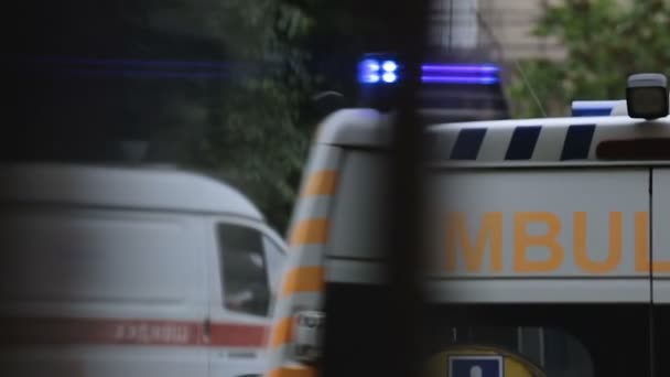 Εξοπλισμένο ασθενοφόρο αυτοκίνητο που εξέρχονται από Νοσοκομείο έδαφος, οδηγώντας στον τόπο του ατυχήματος — Αρχείο Βίντεο