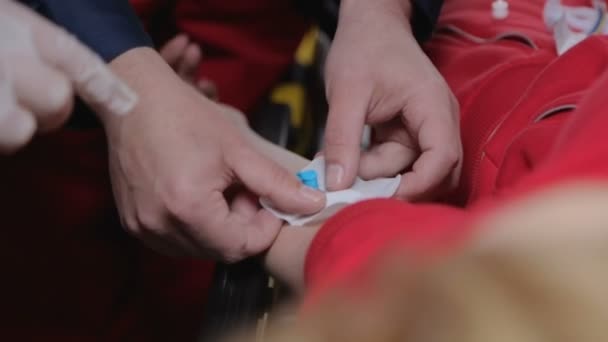 Médicos de ambulancia colocando catéter en la mano de los pacientes para la inyección de medicamentos — Vídeos de Stock