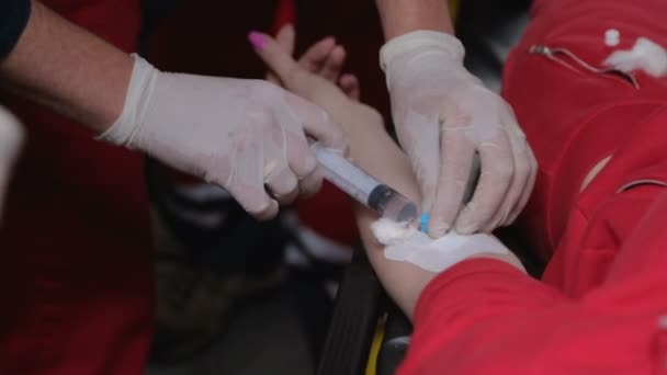 Sanitäter injizieren Medikamente über Katheter in den Körper des Patienten, Erste Hilfe — Stockvideo