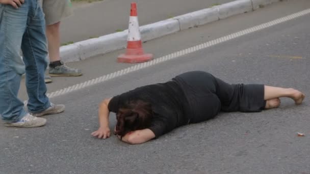 I paramedici si precipitano ad aiutare la donna colpita in auto sulla strada della città, aiuto di primo soccorso — Video Stock