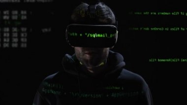 Şok ve sanal gerçeklik gözlükleri, teknolojik ilerleme tarafından şaşırmış adam