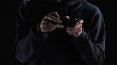 Oyuncu sanal karakterinin joystick ile video oyununda dikkatli bir şekilde yönetme