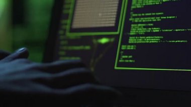 Savunma, erişim izni kırma dizüstü bilgisayarlar klavyede yazarak yakın çekim erkek eller