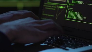 Hacker'ın yandan, tutuklama cyberpolice olay yerinde polis kapanış kelepçe