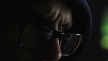 Dizüstü bilgisayar ekranına, dikkatle bakarak programcı gizli sitelere erişim açma