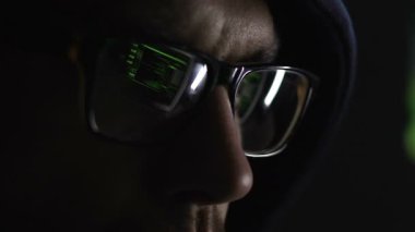 Bilgisayar programcısı kesmek korumalı sistem evde, erişim engellendi, yansıma