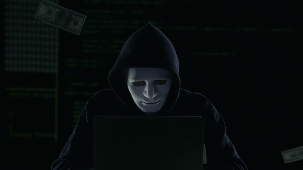 互联网骗子把钱从银行转移到他的个人账户, 诈骗 — 图库视频影像