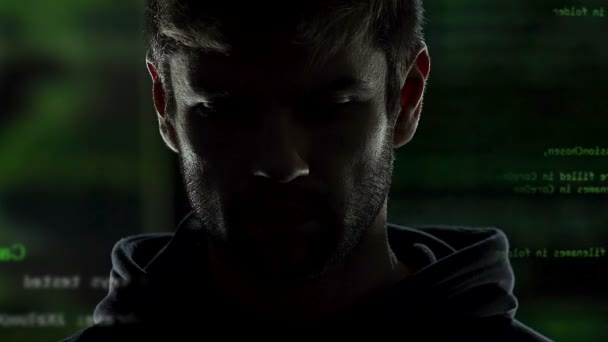 Homme debout près de l'écran vitreux regardant des hologrammes courir, vol d'identité 