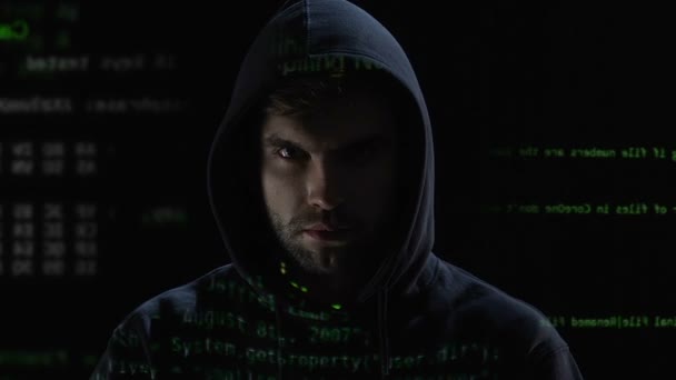 Hacker escrutando la inscripción en el monitor, hologramas que reflejan en la cara — Vídeos de Stock