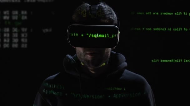 Guy chocado e surpreso com óculos de realidade virtual, progresso tecnológico — Vídeo de Stock