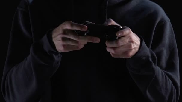 Gamer ενεργά πατώντας κουμπιά στο πηδάλιο, ελέγχοντας τον εικονικό χαρακτήρα του — Αρχείο Βίντεο