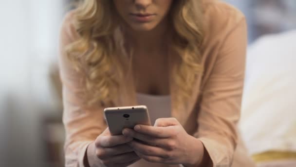 Adolescente sentada em seu quarto e conversando com amigos em redes sociais — Vídeo de Stock