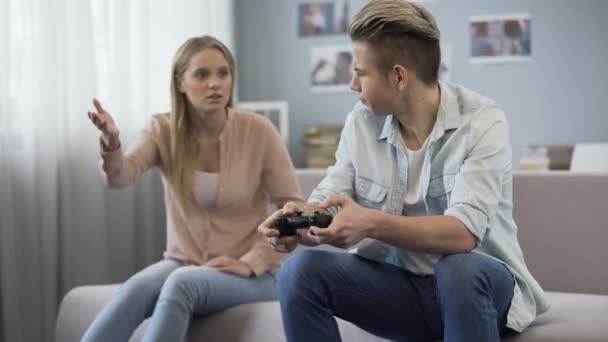 Boos zus schreeuwen in het spelen van games broer, gebrek aan communicatie van het leven — Stockvideo