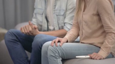 Confusedly adam olumlu gösterilen kız gebelik testi, sorumsuz tutum