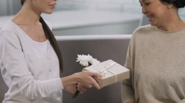 Beyaz çiçek ve hediye, Aile veren Asyalı genç bayan Anne, tebrik