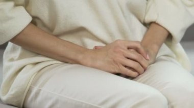 Mide ağrısı olan kadın, dönemi, gebelik sorun, acı tatlı eller