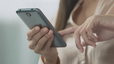 Genç Bayan emrine smartphone uygulama teslim durumunu denetleme