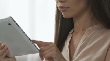 Tablet ev, freelancer iş, onun posta kontrol iş kadını online alışveriş