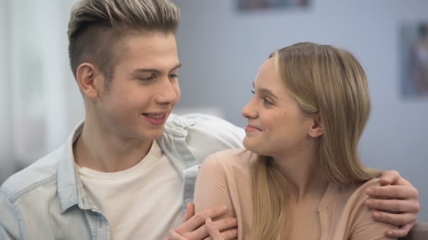 Pojke som viskar ömhet och komplimanger till hans älskare öra, teenage flirta — Stockvideo