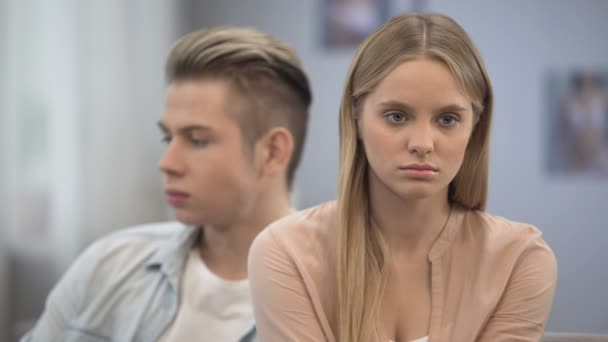 Teenager Frau ist wütend auf Freund, fühlt sich verletzt, Mangel an Liebe Aufmerksamkeit, Trennung — Stockvideo