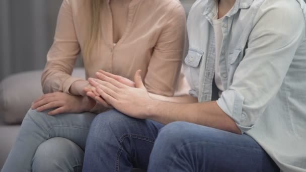 Ragazzo imbarazzato accarezzare delicatamente le mani della sua ragazza, prime emozioni amorose — Video Stock