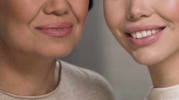 Két szép nők, bizonyítják a tökéletes mosoly, fogorvosi ellátás, egészségügyi életmód — Stock videók