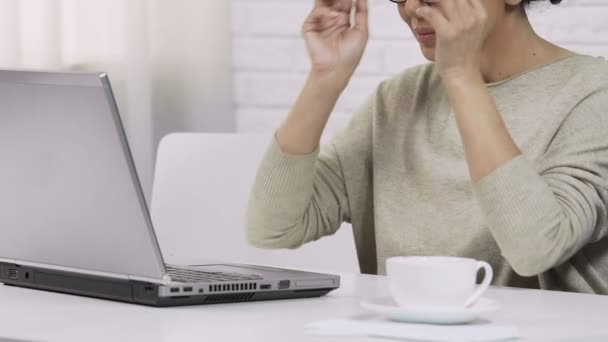 Mujer de negocios freelancer escribiendo en el ordenador portátil, trabajando en casa, correo electrónico con el cliente — Vídeos de Stock