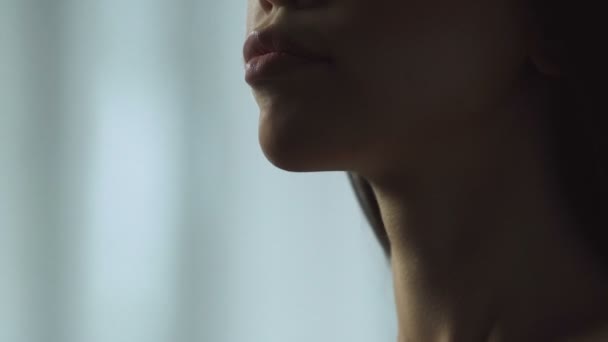 Fille met du parfum sur son cou sensuel jouissant d'un parfum délicat, attraction sexuelle — Video