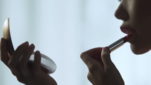 Attractive lady applying red lipstick with mirror, going to date with boyfriend — Stock Video