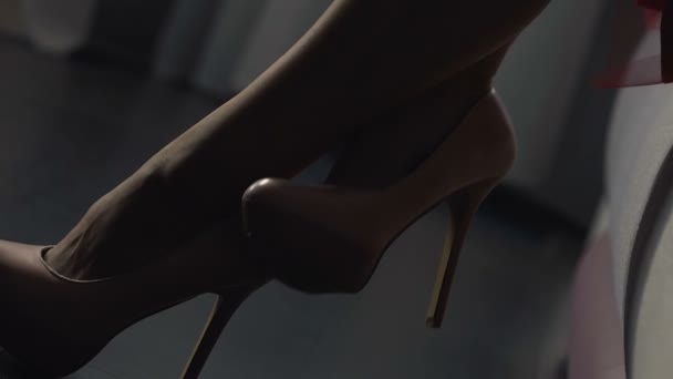 Chica joven en zapatos de tacón alto coqueteando con el hombre seduciéndolo, las relaciones de pareja — Vídeo de stock