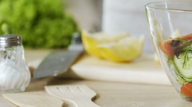 Bayan Zeytinyağlı taze salata giyinme ve kapta, sağlıklı karıştırma yeme