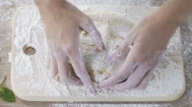 Fırın kadın işçi özenle ekmek bölümü yapmadan önce hamur yoğurma