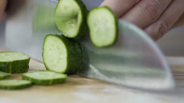 Akşam yemeği için sağlık yemek salata taze salatalık Sebze Doğrama kadın