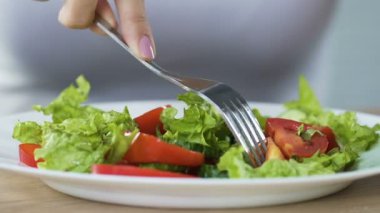 Bayan yemek lezzetli ve sağlıklı sebze salatası, doğru beslenme, kilo kaybı