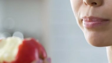 İştahı yeme elma eğitim, vitaminler ile şarj sonra kızla