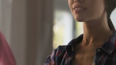 Kadın onu daire cam ve ayna yüzeyler özel bez ile silerek Temizleme